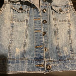 Sleeveless denim jacket